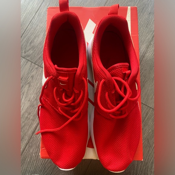 NIKE Red and White Roshe One Sneakers - Picture 4 of 7